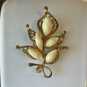 Vintage Unique Fall Crystal Leaf Brooch Womens Casual Fashion Pin